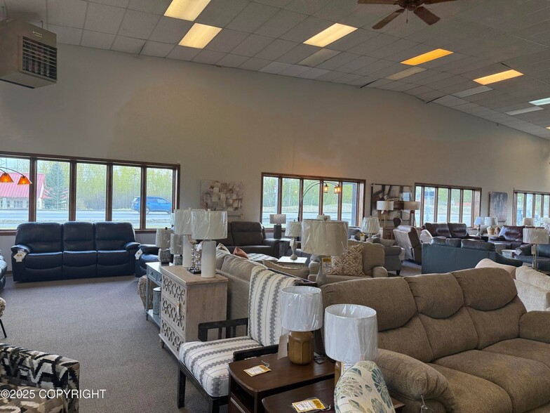 651 N Shoreline Dr, Wasilla, AK for sale - Interior Photo - Image 3 of 15