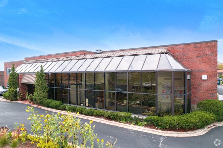 3175 Commercial Ave, Northbrook, IL for lease - Building Photo - Image 3 of 11