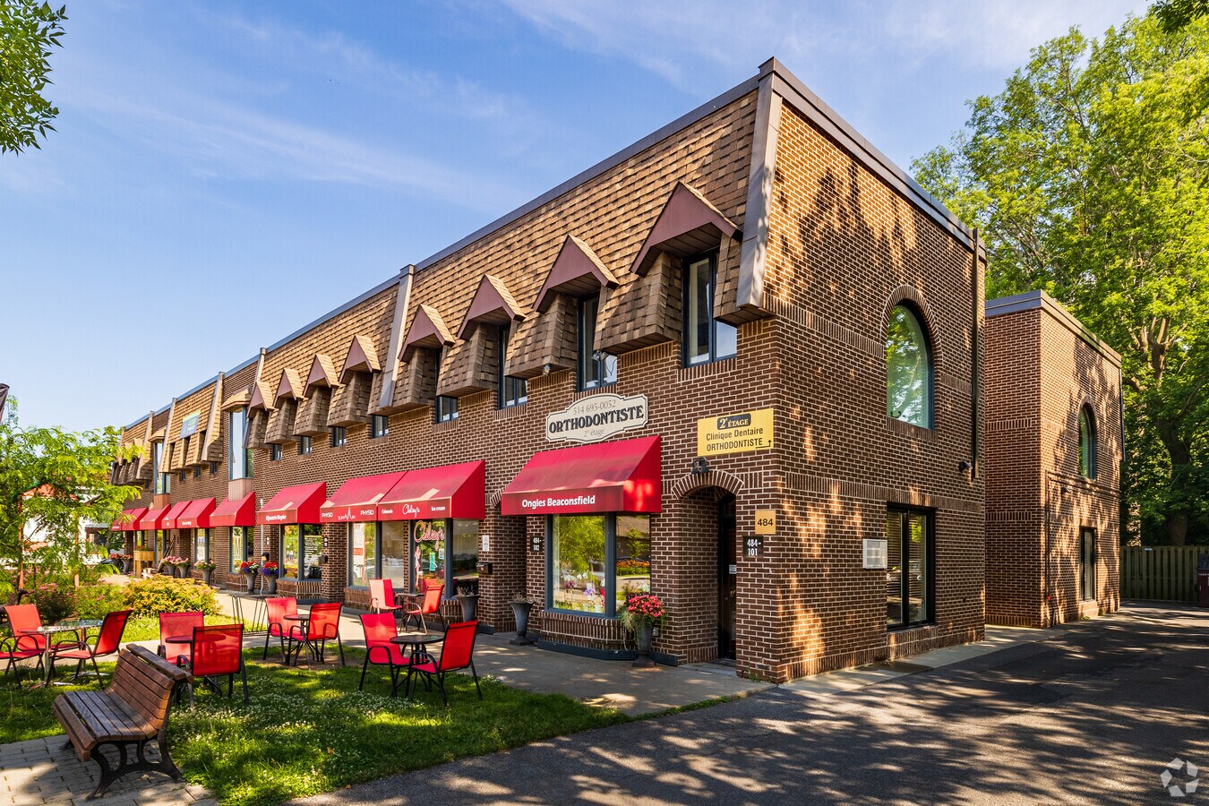 484 Boul Beaconsfield, Beaconsfield, QC H9W 4X3 Place Beaconsfield