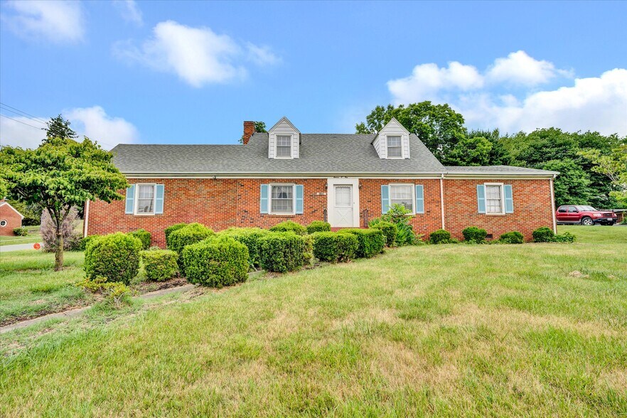 1104 E Washington Ave, Vinton, VA 24179