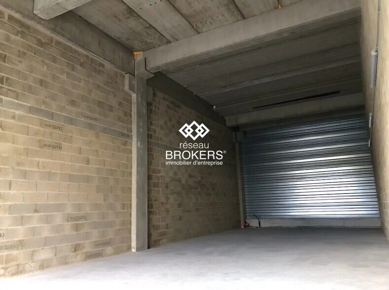 Retail in Saint-Maximin for lease - Interior Photo - Image 1 of 4