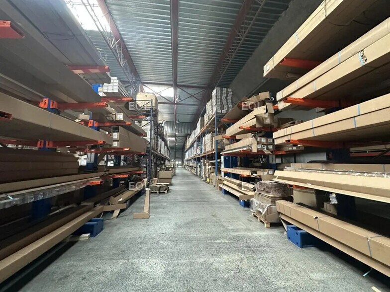 Industrial in Vitrolles for lease - Building Photo - Image 3 of 6