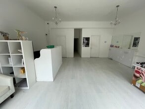 205-217 Amesbury Ave, London for lease Interior Photo- Image 2 of 2