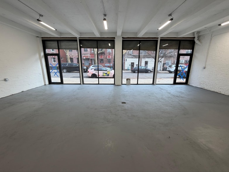 847 Knickerbocker Ave, Brooklyn, NY for lease - Building Photo - Image 2 of 8