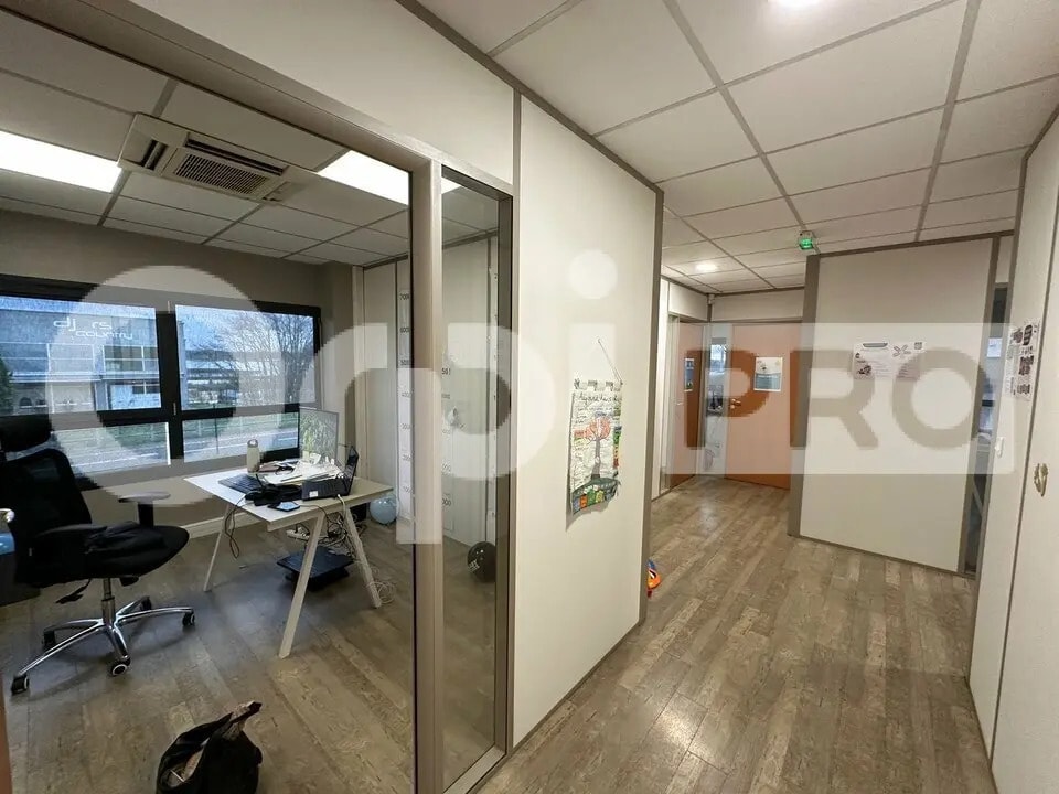 Office in Villefranche-sur-Saône for lease Interior Photo- Image 1 of 5