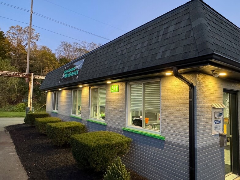 201 S Mill St, South Lyon, MI for sale - Building Photo - Image 1 of 15