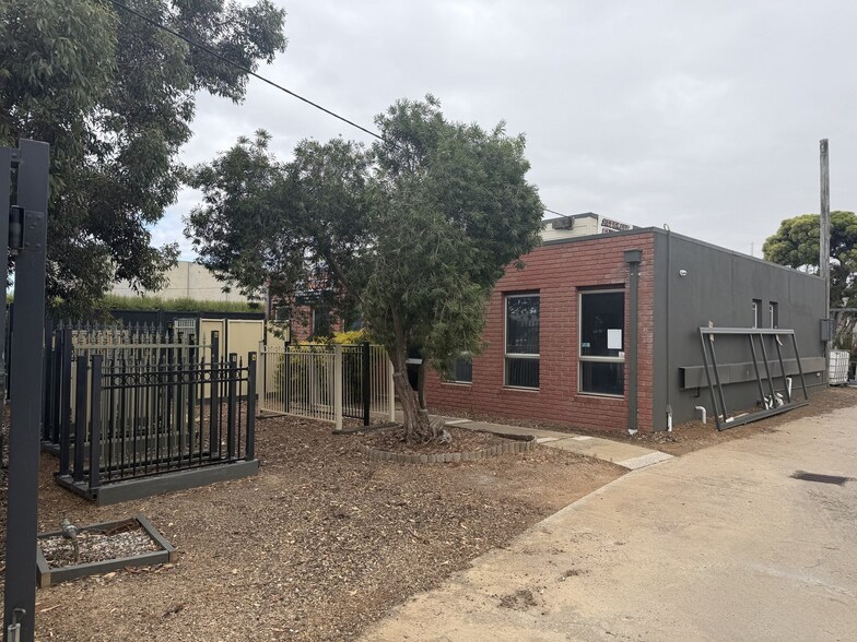 4 Collins Rd, Melton for sale - Building Photo - Image 1 of 4