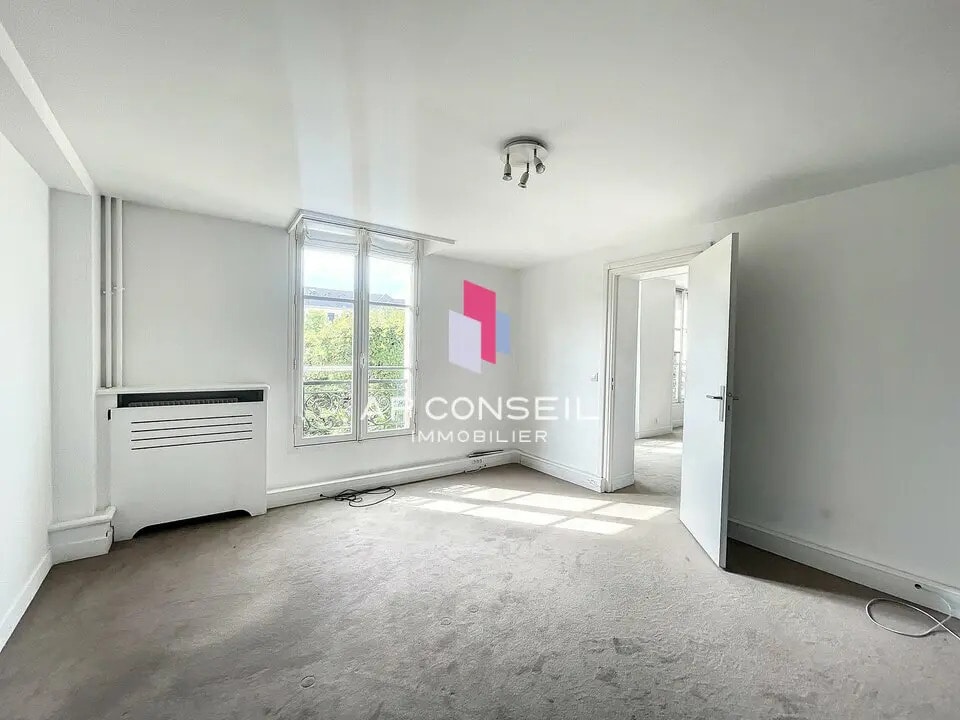 Office in Versailles for lease Building Photo- Image 1 of 7