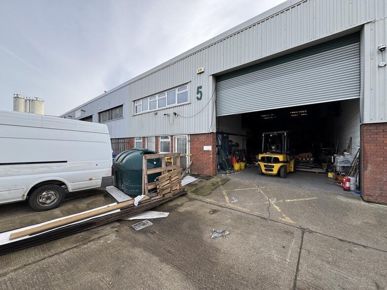 1-7 Endeavour Way, Croydon for sale - Building Photo - Image 1 of 1