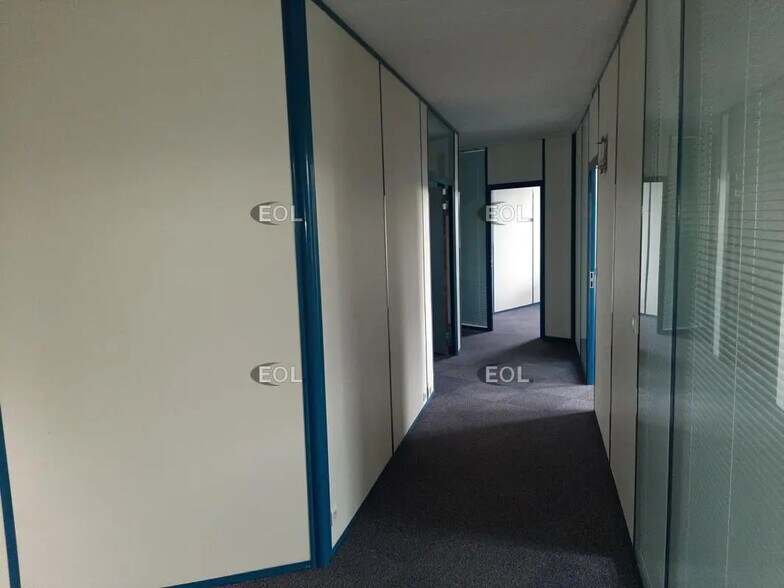 Office in Saint-Aubin for lease - Interior Photo - Image 2 of 9