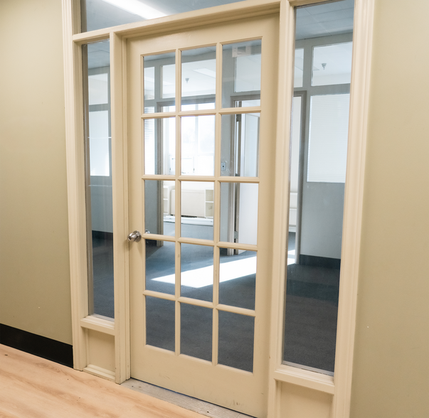 605 James St N, Hamilton, ON for lease - Lobby - Image 2 of 11