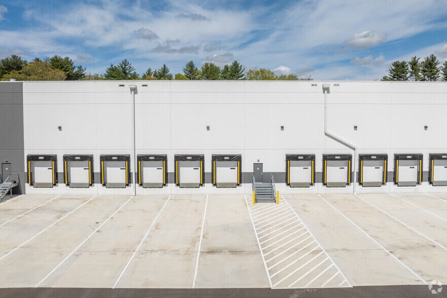 40 Commerce Way, Tewksbury, MA for lease - Building Photo - Image 3 of 5