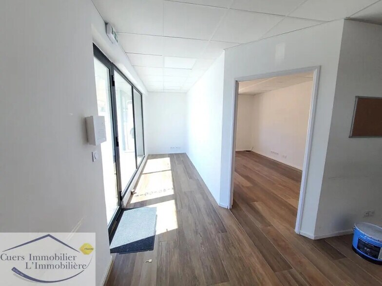 Flex in Cuers for lease - Interior Photo - Image 3 of 6