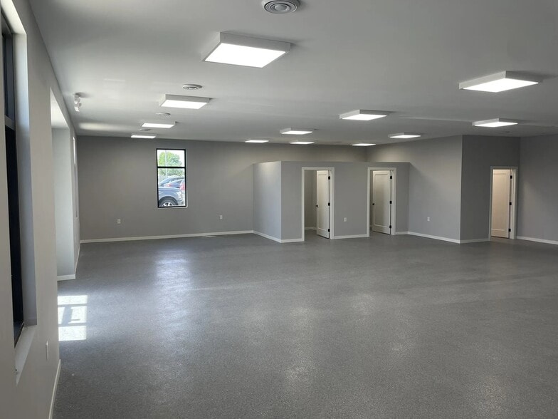 19 Gage Ave NE, Madelia, MN for lease - Interior Photo - Image 3 of 5