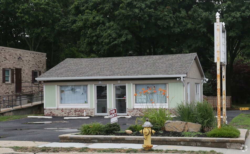 302-304 Hallock Ave, Port Jefferson Station, NY for sale - Primary Photo - Image 1 of 1