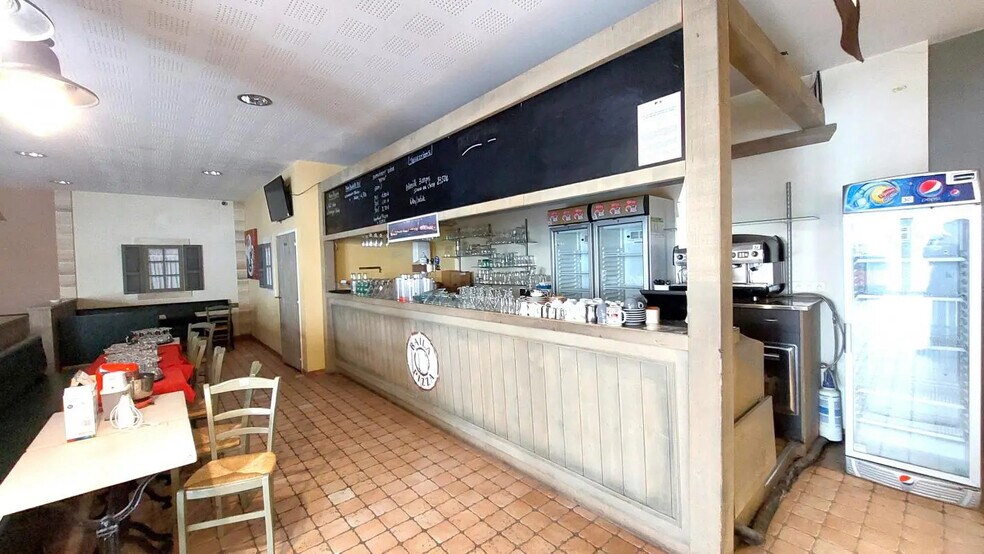 Retail in ANTRAN for lease - Interior Photo - Image 2 of 6