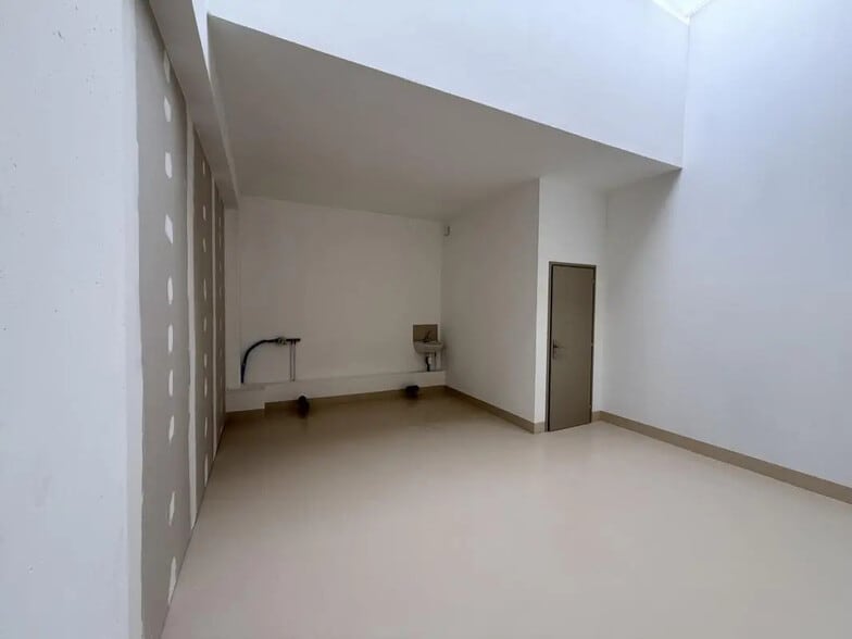 Flex in Fréjus for lease - Interior Photo - Image 3 of 3