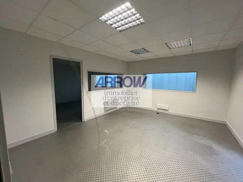 Flex in Bouaye for lease - Building Photo - Image 3 of 5