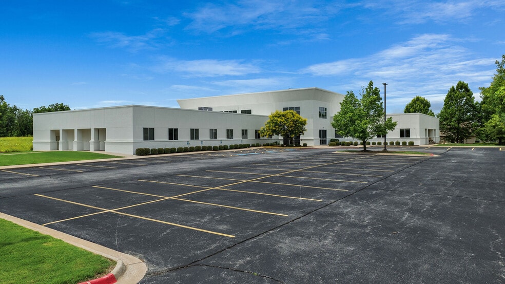 300 SW 24th St, Bentonville, AR for lease - Building Photo - Image 2 of 14
