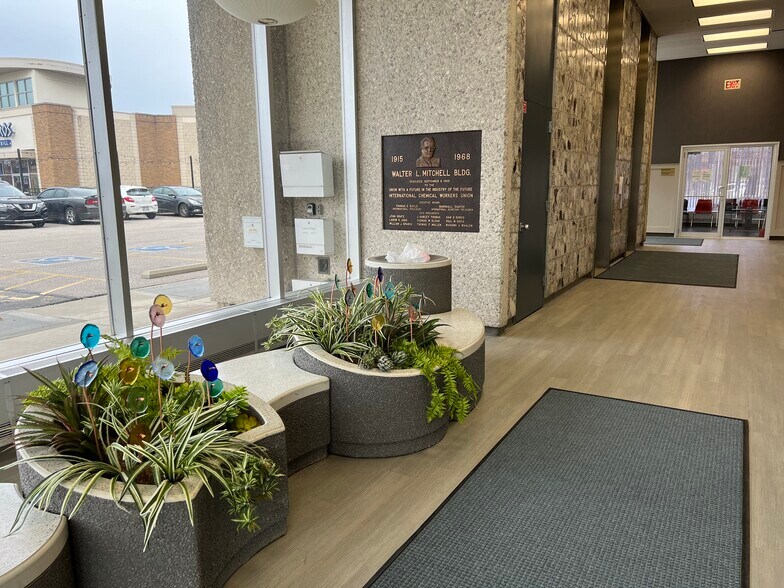 1655 W Market St, Akron, OH for lease - Building Photo - Image 3 of 8