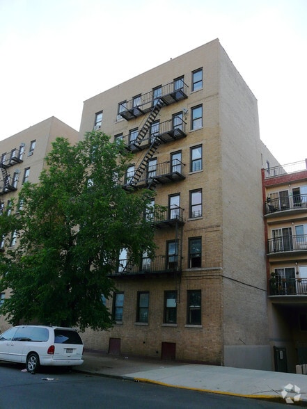 2734 Sedgwick Ave, Bronx, NY for sale - Building Photo - Image 2 of 3