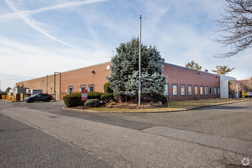 110 Wilbur Pl, Bohemia, NY for sale - Primary Photo - Image 1 of 1