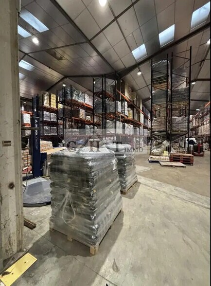 Office in Villeneuve-la-Garenne for lease - Interior Photo - Image 2 of 2