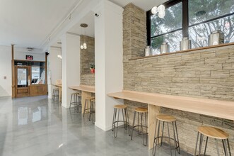 100-104 Rue Saint-Antoine O, Montréal, QC for lease Interior Photo- Image 2 of 4