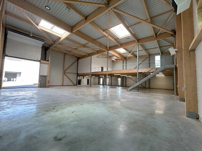 Flex in Chanteloup-en-Brie for lease - Interior Photo - Image 3 of 10