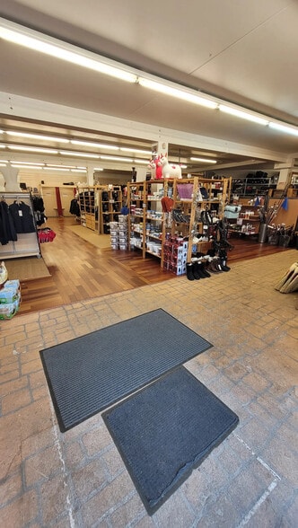 Retail in CHAMPAGNE-AU-MONT-D'OR for lease - Interior Photo - Image 2 of 2