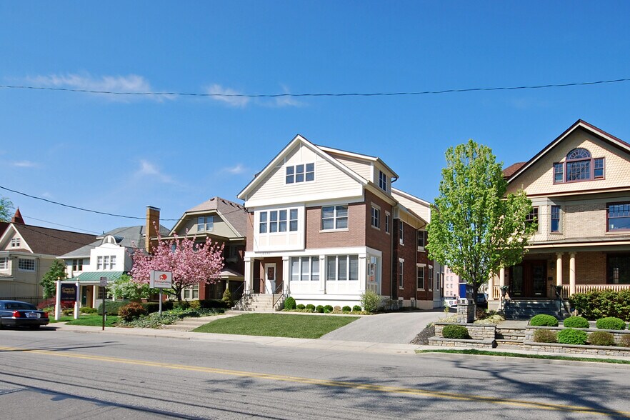 2718 Observatory Ave, Cincinnati, OH for sale - Building Photo - Image 1 of 1