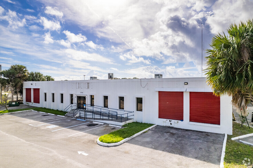 5740 Columbia Cir, West Palm Beach, FL for lease - Building Photo - Image 1 of 14