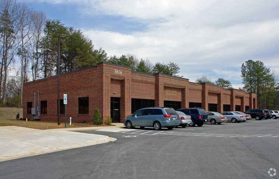 Office in Greensboro, NC for sale - Primary Photo - Image 1 of 1
