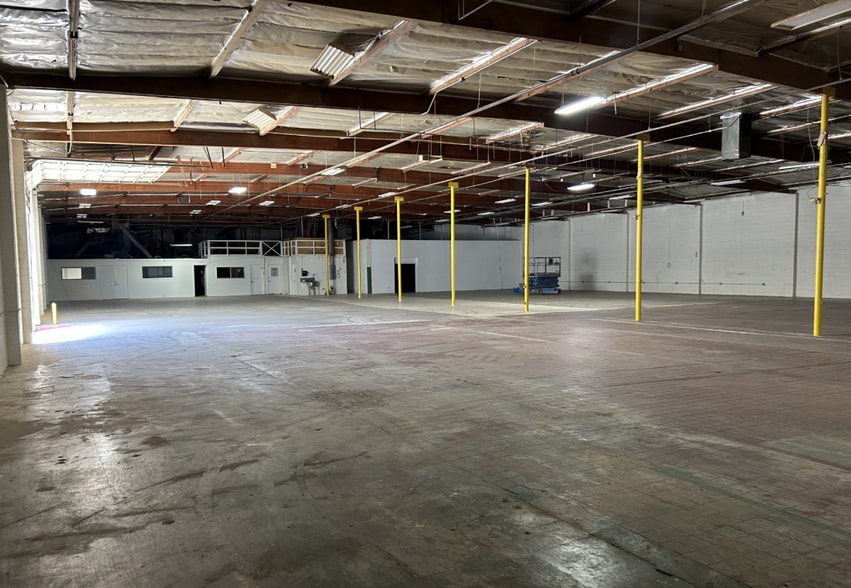 13600 Vaughn St, San Fernando, CA for lease - Building Photo - Image 2 of 5