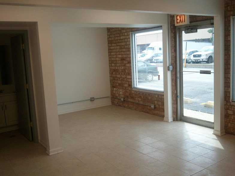 6100-6226 Madison Ct, Morton Grove, IL for lease - Interior Photo - Image 3 of 6