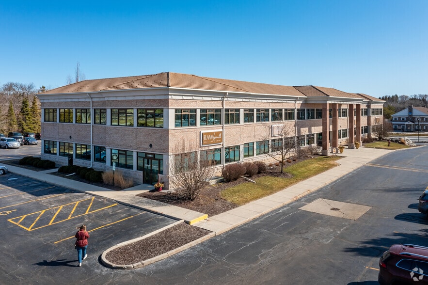 17280 W North Ave, Brookfield, WI for lease - Building Photo - Image 2 of 15