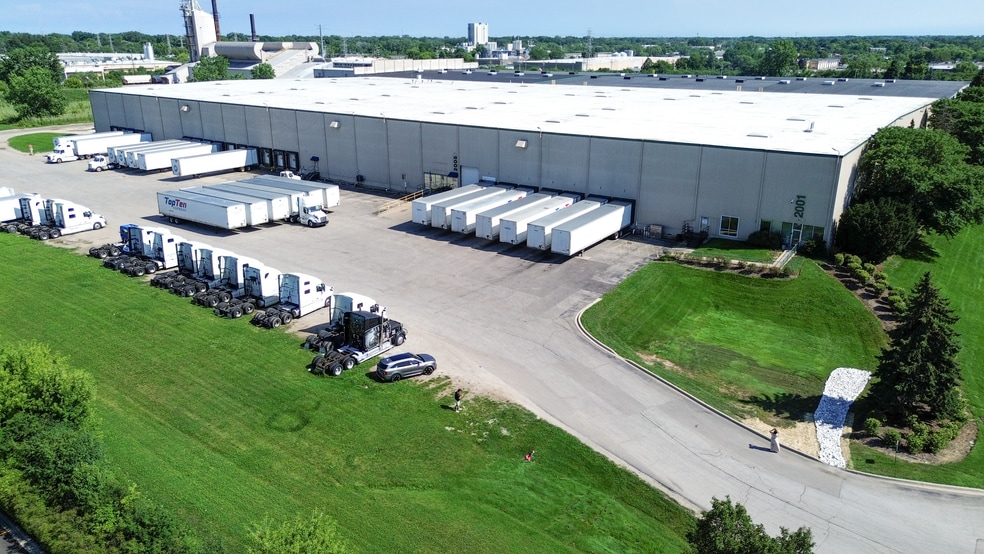 2001-2005 N Delany Rd, Gurnee, IL for lease - Building Photo - Image 3 of 6