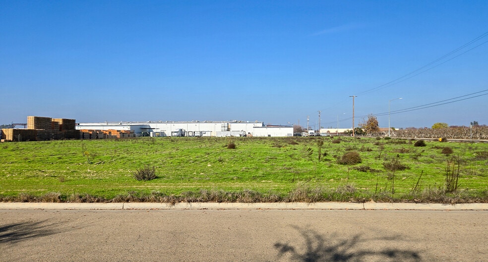 NWC of Mendocino Avenue & Industrial Drive, Parlier, CA for sale - Primary Photo - Image 1 of 2