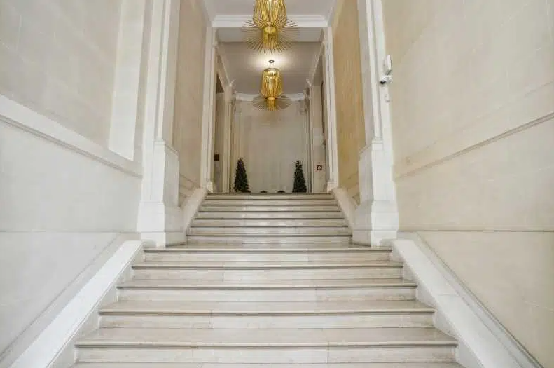 Office in Paris for lease - Lobby - Image 1 of 5