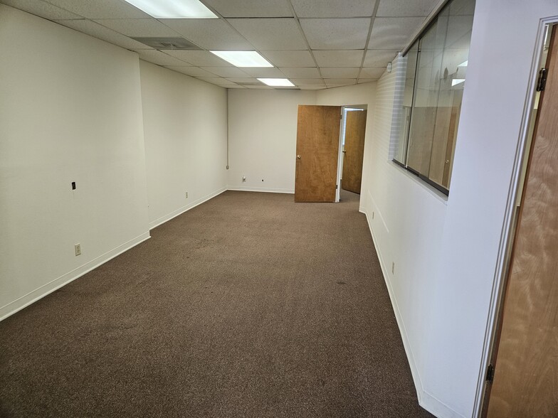 1025 W Arrow Hwy, Glendora, CA for lease - Interior Photo - Image 3 of 5