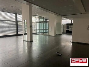 Retail in Lyon for lease Interior Photo- Image 1 of 5