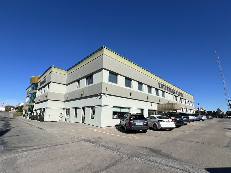 4611 S 96th St, Omaha, NE for lease - Building Photo - Image 2 of 31