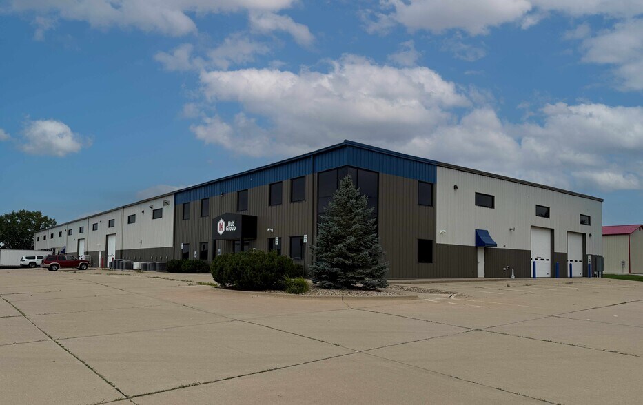 9440 Wright Brothers Ct SW, Cedar Rapids, IA for sale - Building Photo - Image 1 of 1