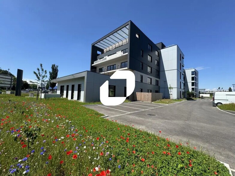 Retail in  for lease - Building Photo - Image 1 of 11