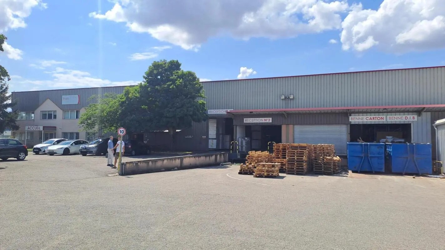 Flex in Dagneux for lease Building Photo- Image 1 of 8