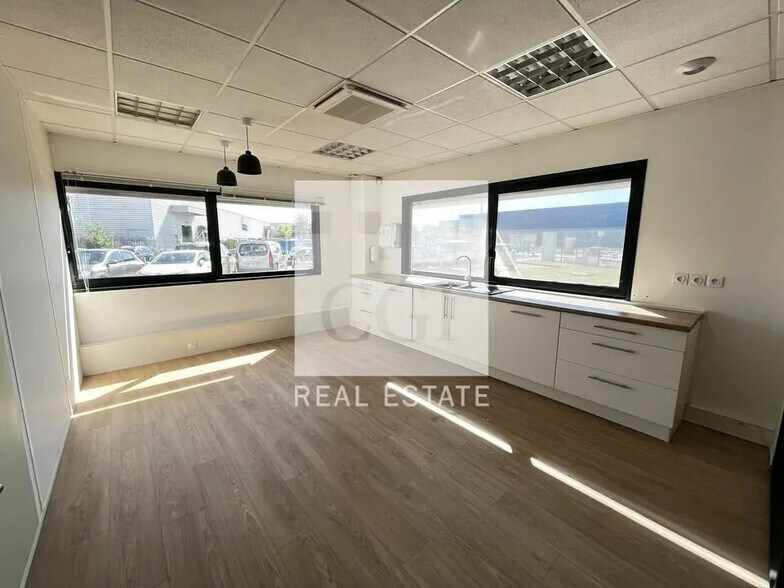 Office in Pusignan for lease - Interior Photo - Image 3 of 13