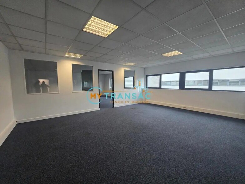Office in Ivry-sur-Seine for lease - Interior Photo - Image 2 of 6