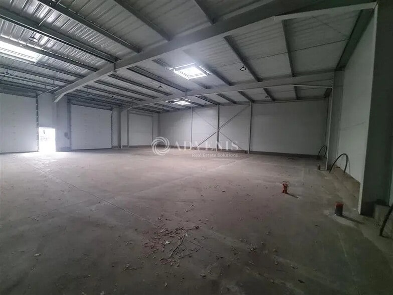 Flex in Norroy-le-Veneur for lease - Interior Photo - Image 2 of 3