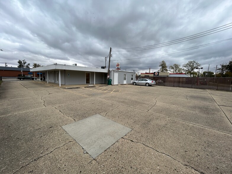 1043 E Eldorado St, Decatur, IL for sale - Building Photo - Image 2 of 16