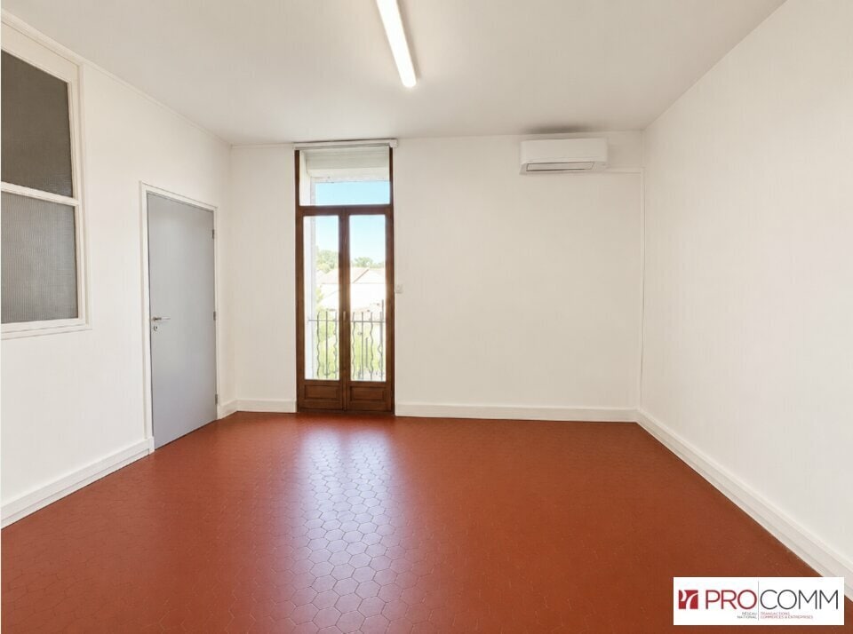Office in Le Pontet for lease Interior Photo- Image 1 of 4
